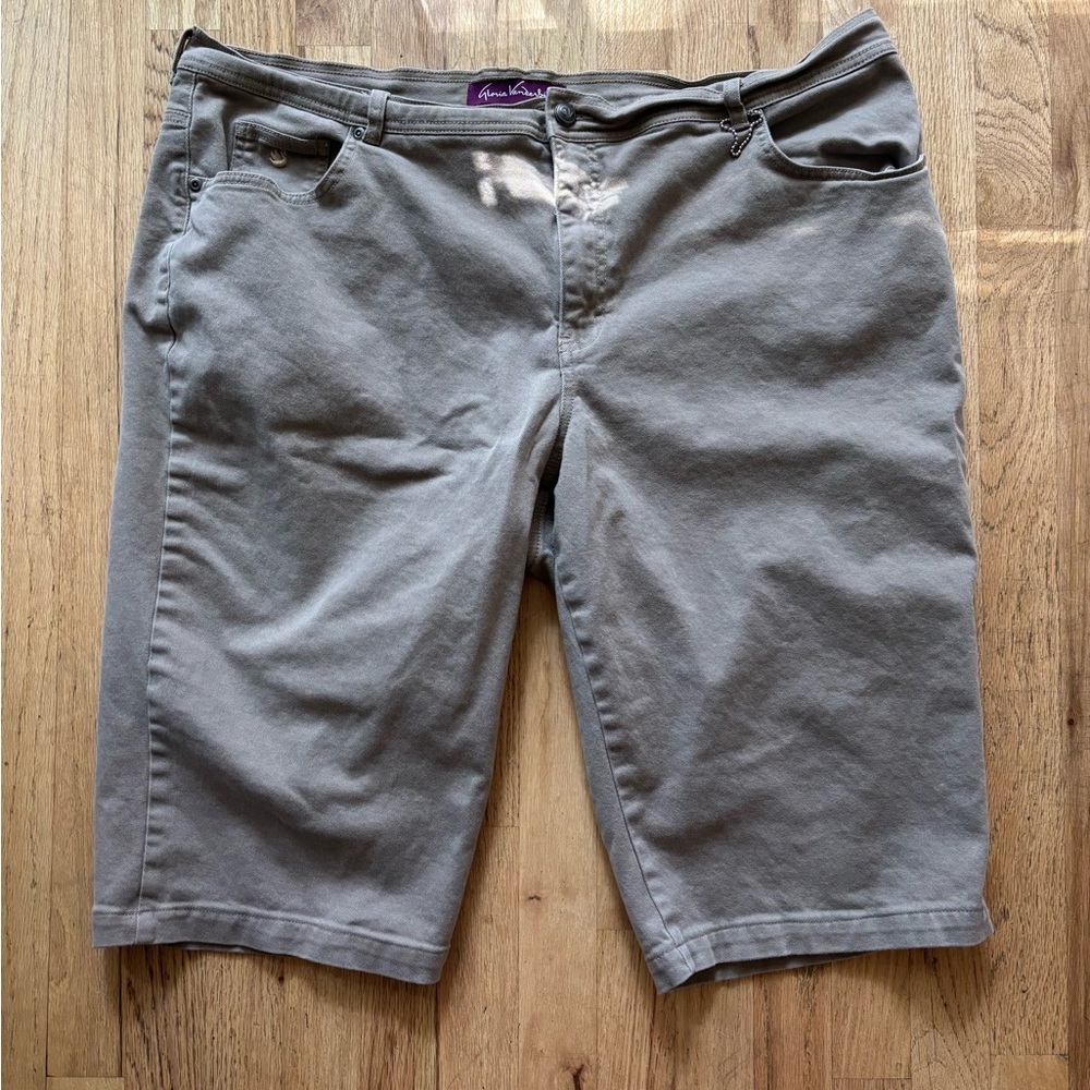 24W Gloria Vanderbilt Taupe Capris